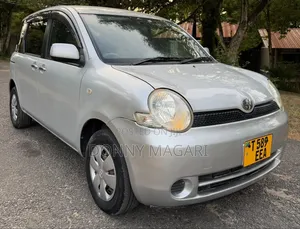 Toyota Sienta 2006 Silver