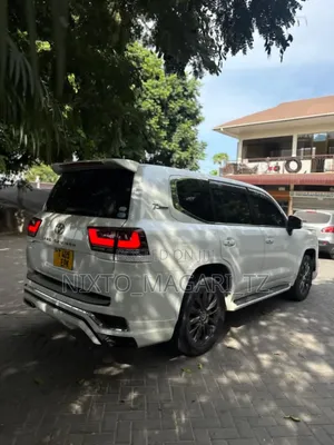 Toyota Land Cruiser 2016 White