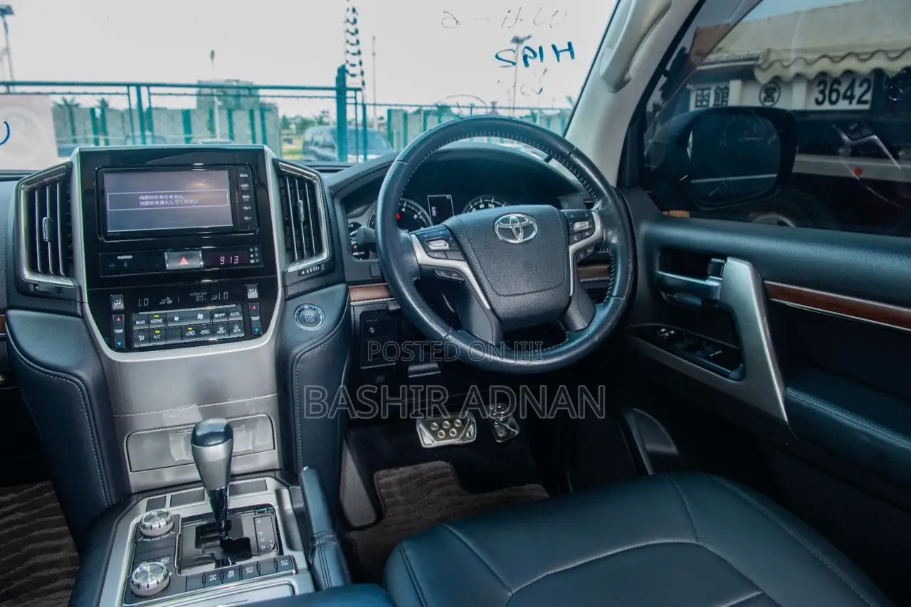 Toyota Land Cruiser 4.6 V8 AX 2016 Black