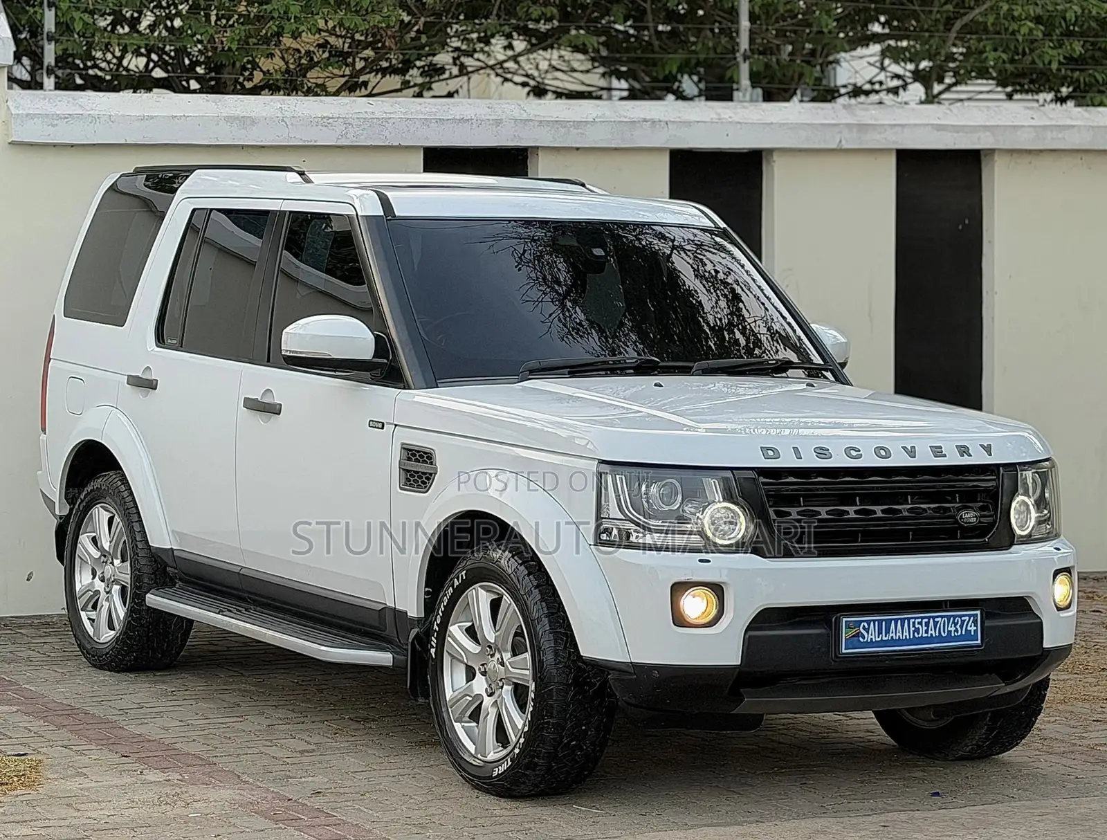Land Rover Discovery 2014 White