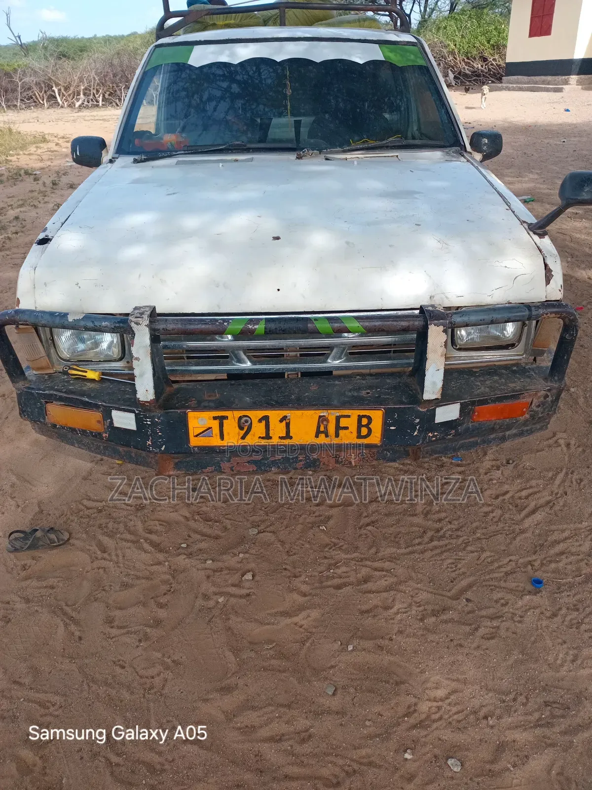 Nissan Pick-Up 2001 White