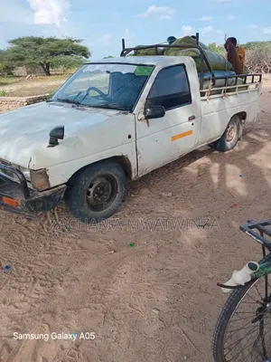 Nissan Pick-Up 2001 White
