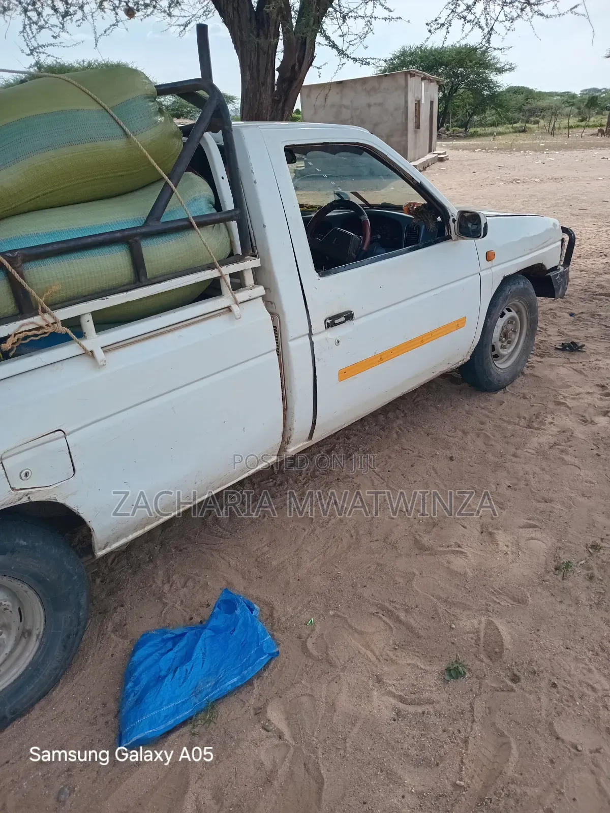 Nissan Pick-Up 2001 White