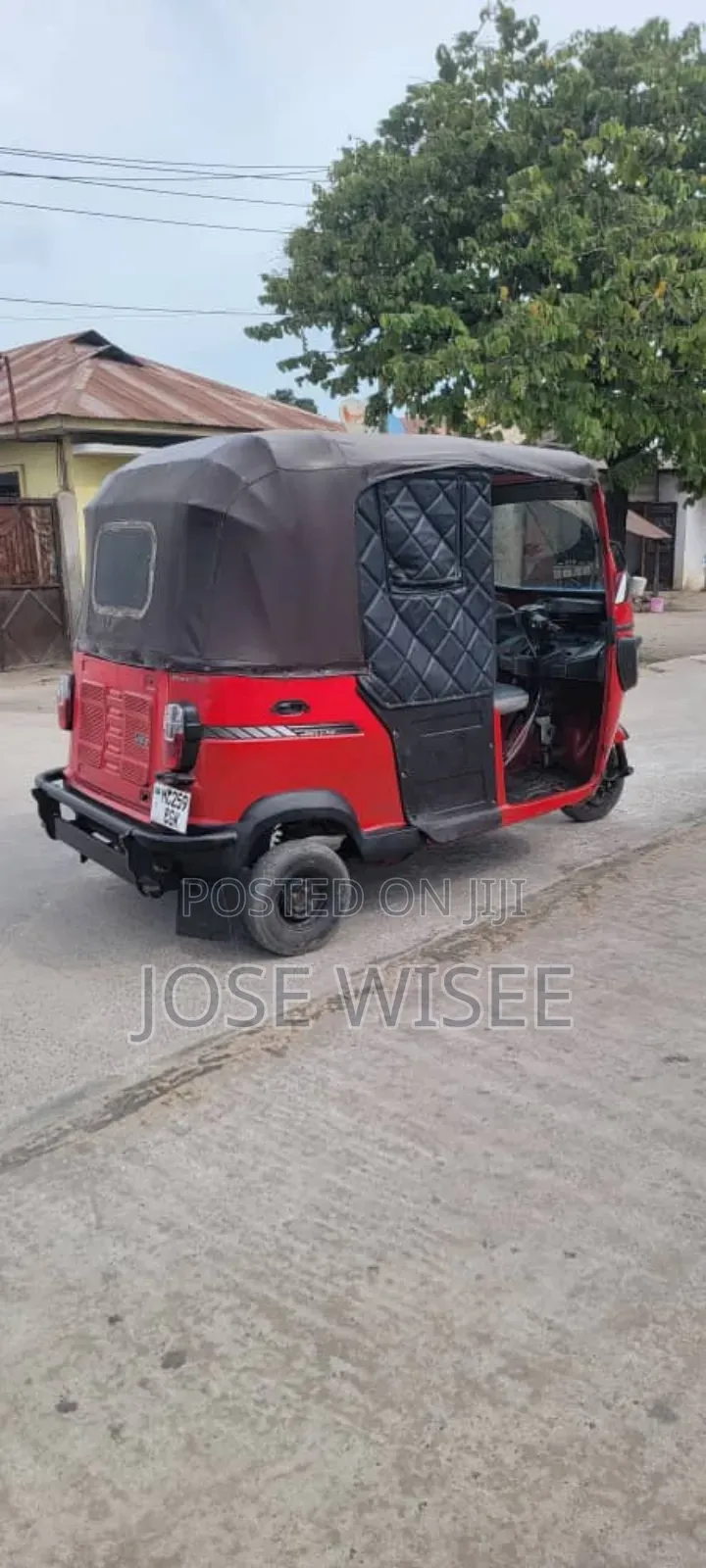 Bajaj Avenger 200 2024 Red
