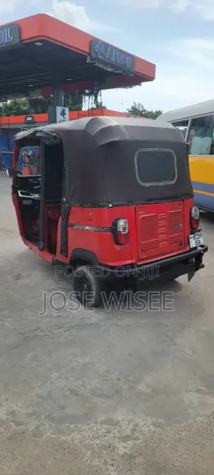 Bajaj Avenger 200 2024 Red