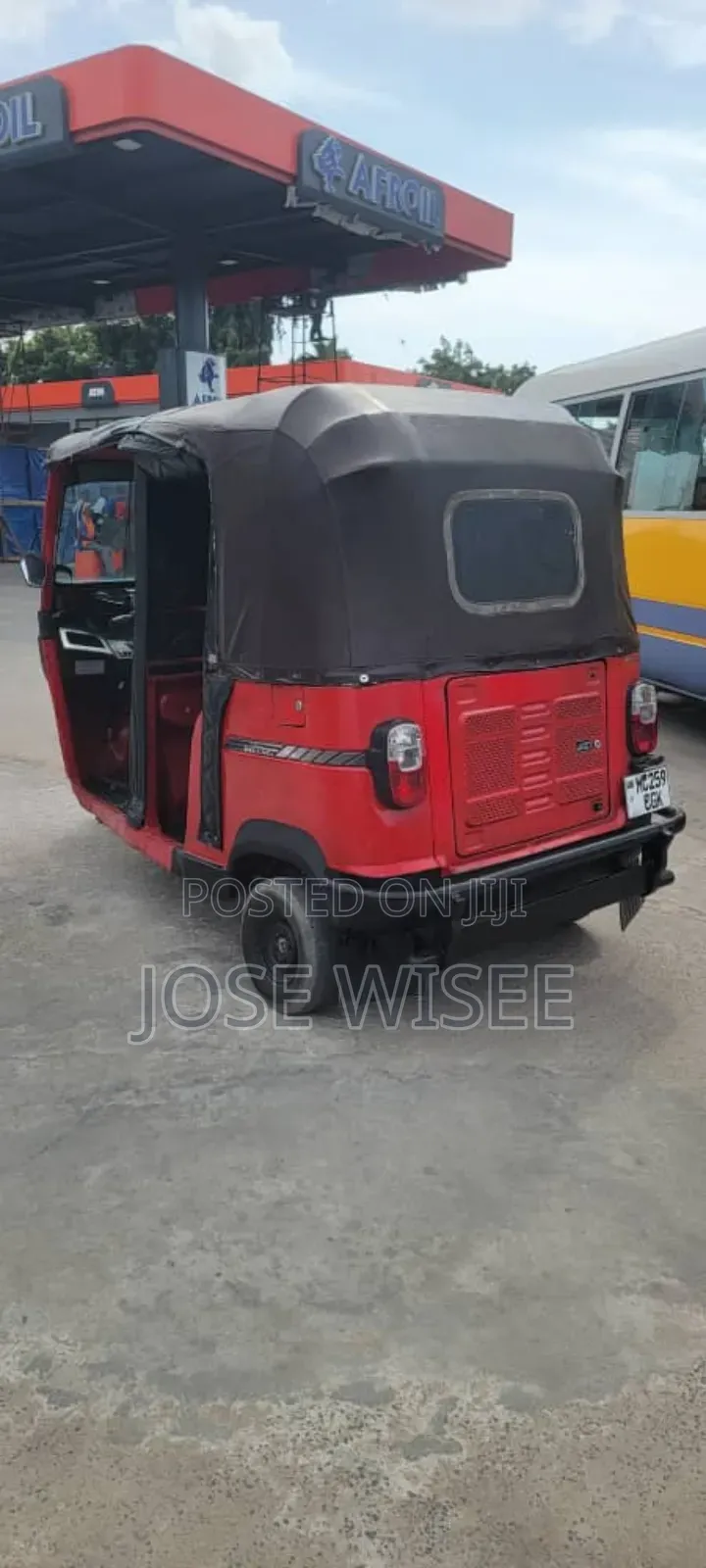 Bajaj Avenger 200 2024 Red