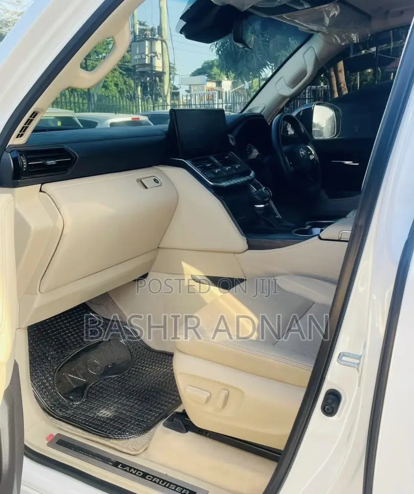 Toyota Land Cruiser LC300 2023 White