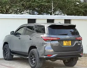 Toyota Fortuner 2023 Gray