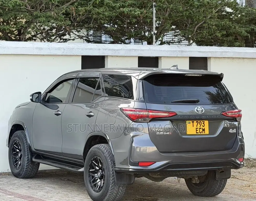 Toyota Fortuner 2023 Gray
