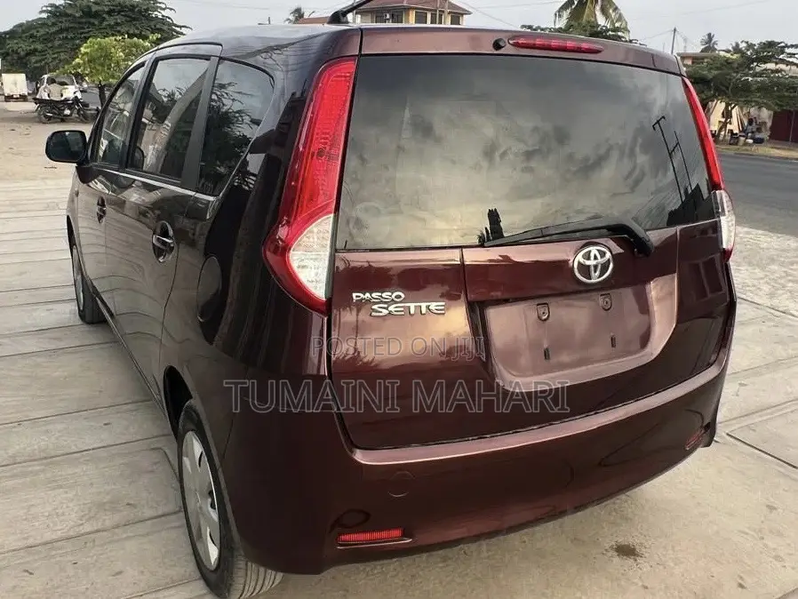 Toyota Passo Sette 2009 Maroon