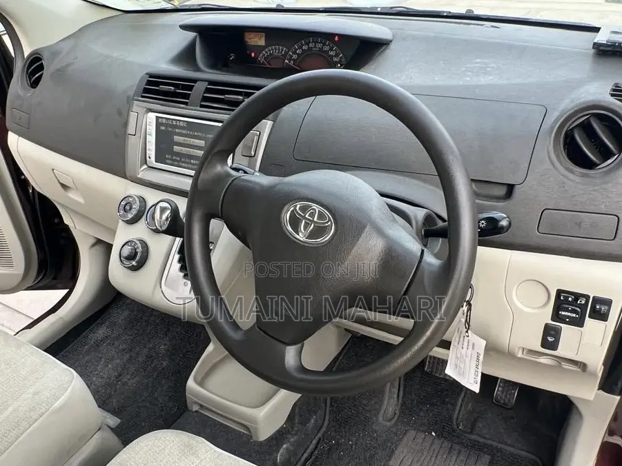 Toyota Passo Sette 2009 Maroon