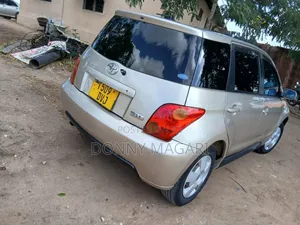 Toyota IST 2004 Gold