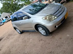 Toyota IST 2004 Gold