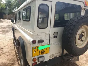 Land Rover Defender 2022 White