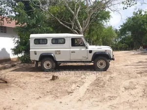 Land Rover Defender 2022 White