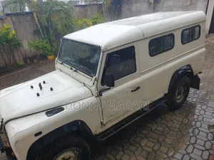 Land Rover Defender 2022 White