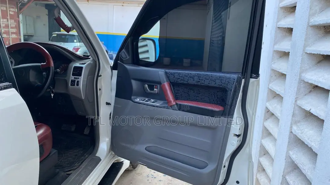 Mitsubishi Pajero 2005 White