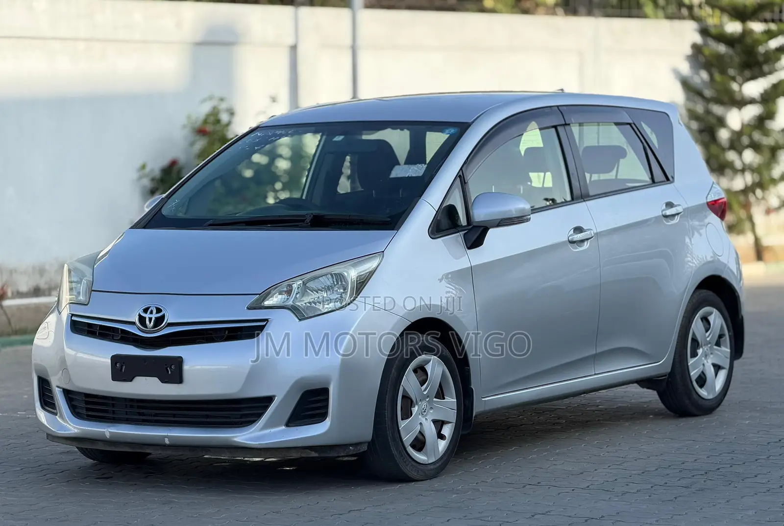 Toyota Ractis 1.3 FWD 2012 Silver