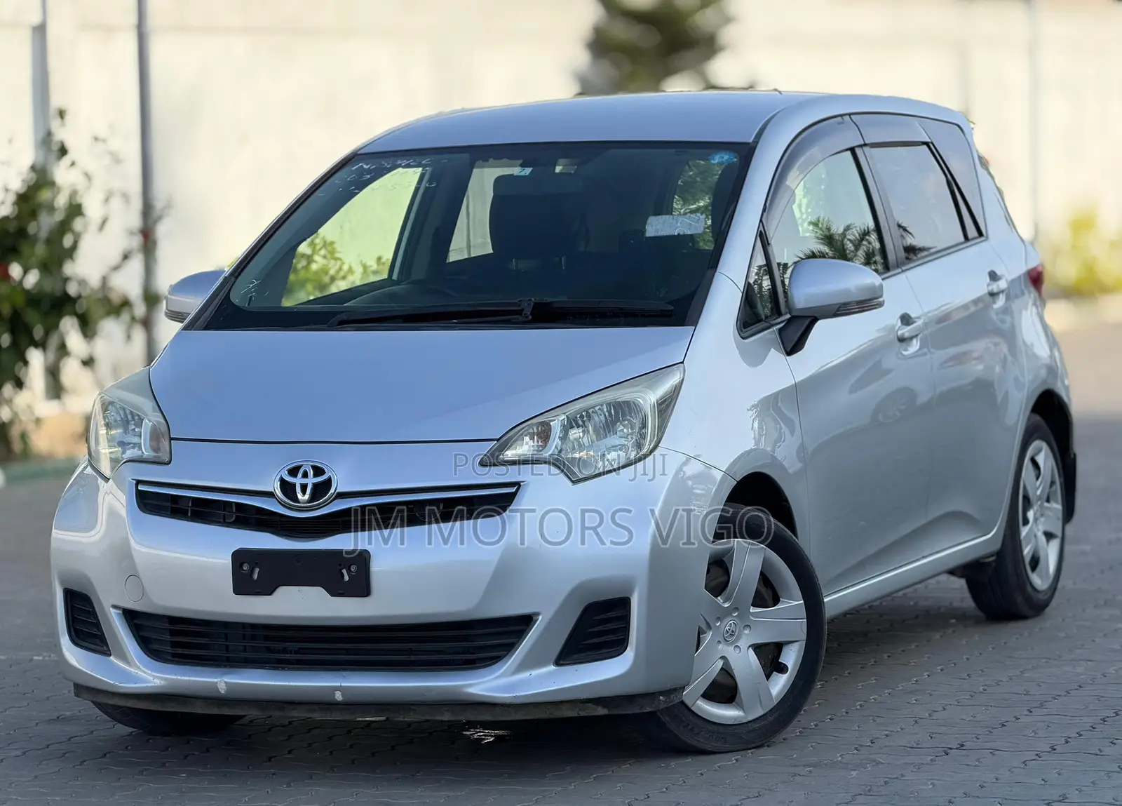 Toyota Ractis 1.3 FWD 2012 Silver