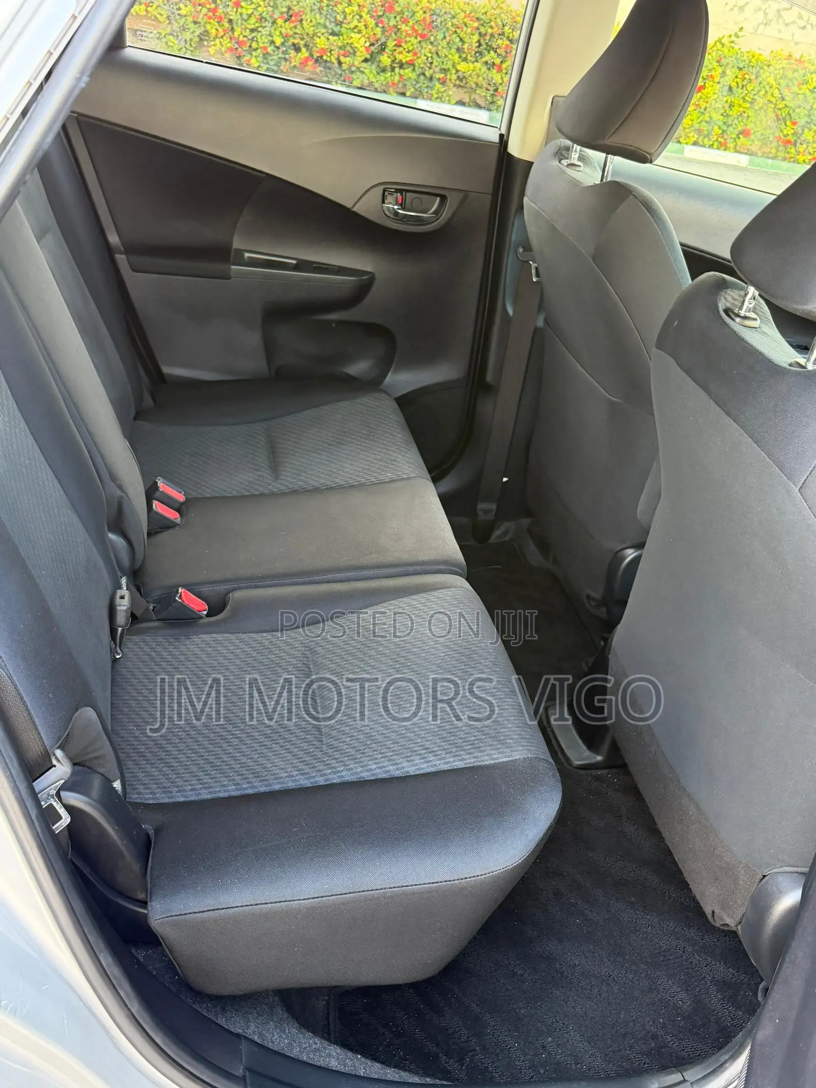 Toyota Ractis 1.3 FWD 2012 Silver