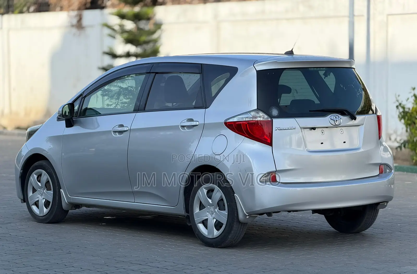 Toyota Ractis 1.3 FWD 2012 Silver