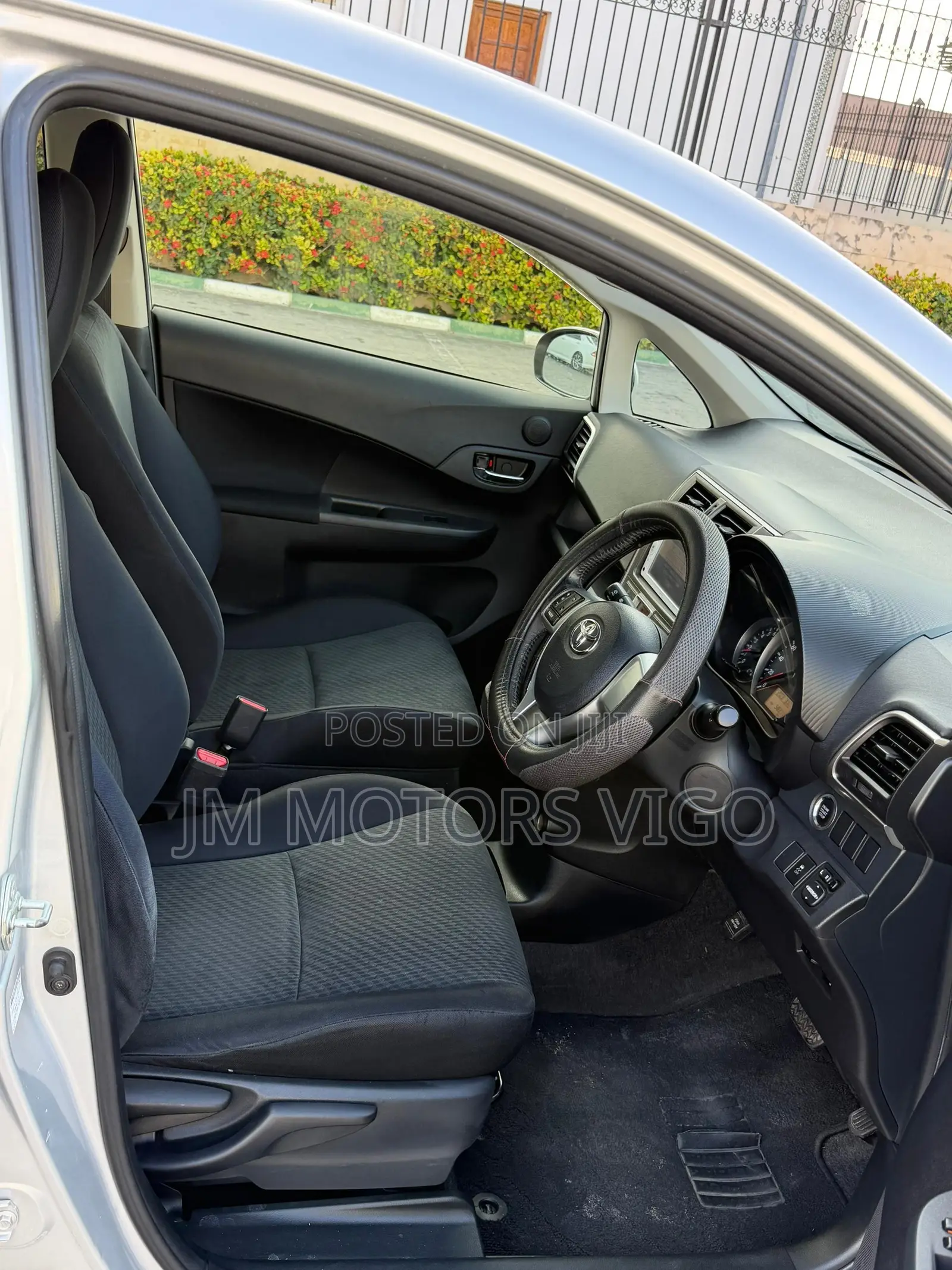 Toyota Ractis 1.3 FWD 2012 Silver