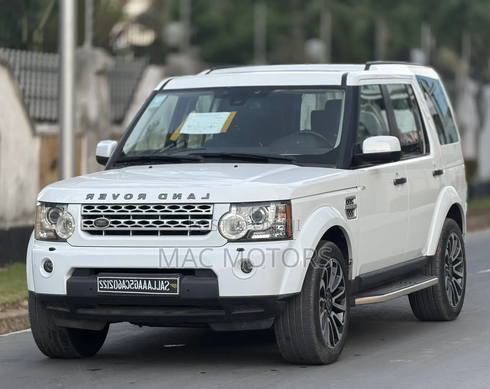 Land Rover Discovery 2013 White