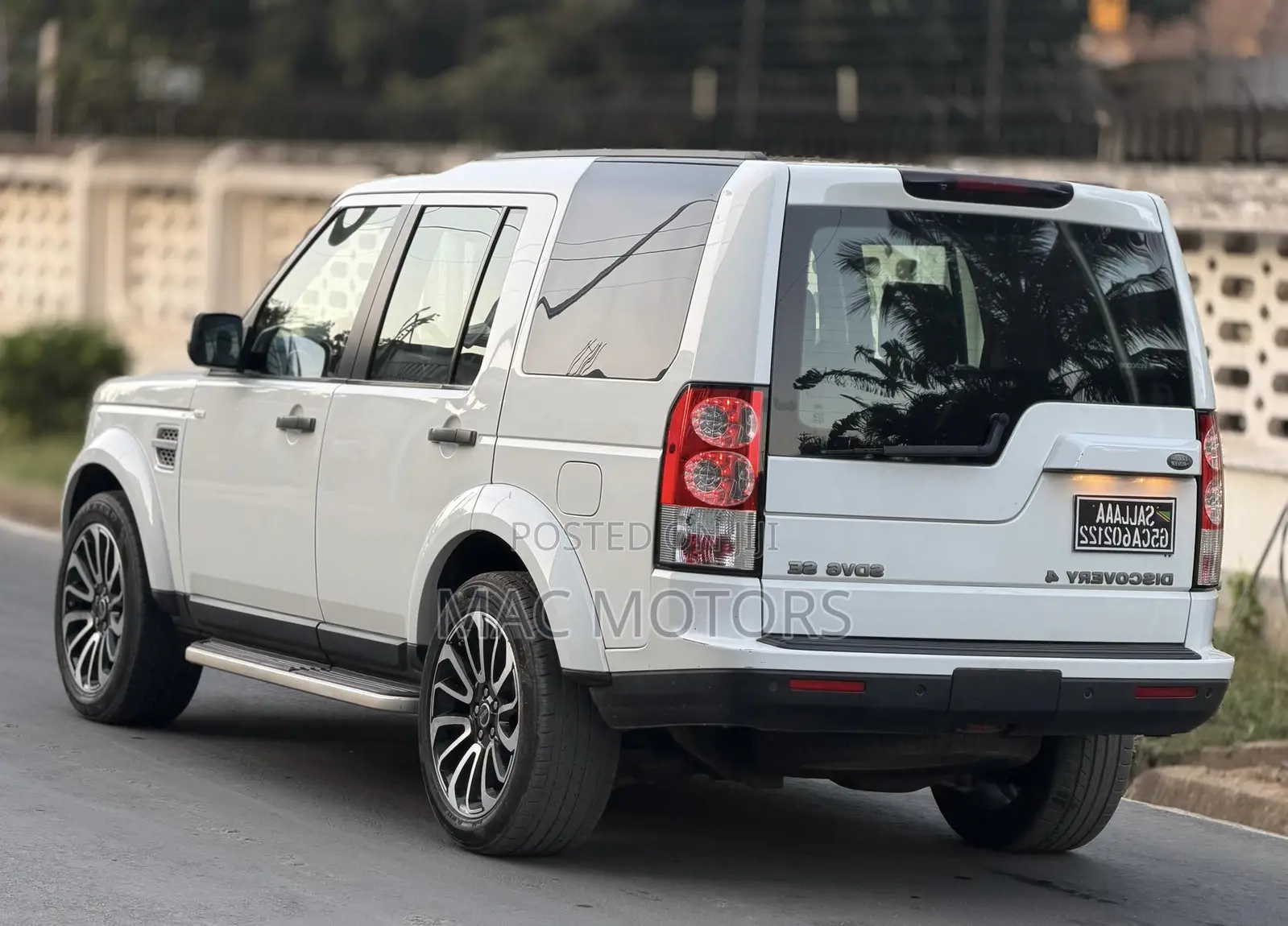 Land Rover Discovery 2013 White