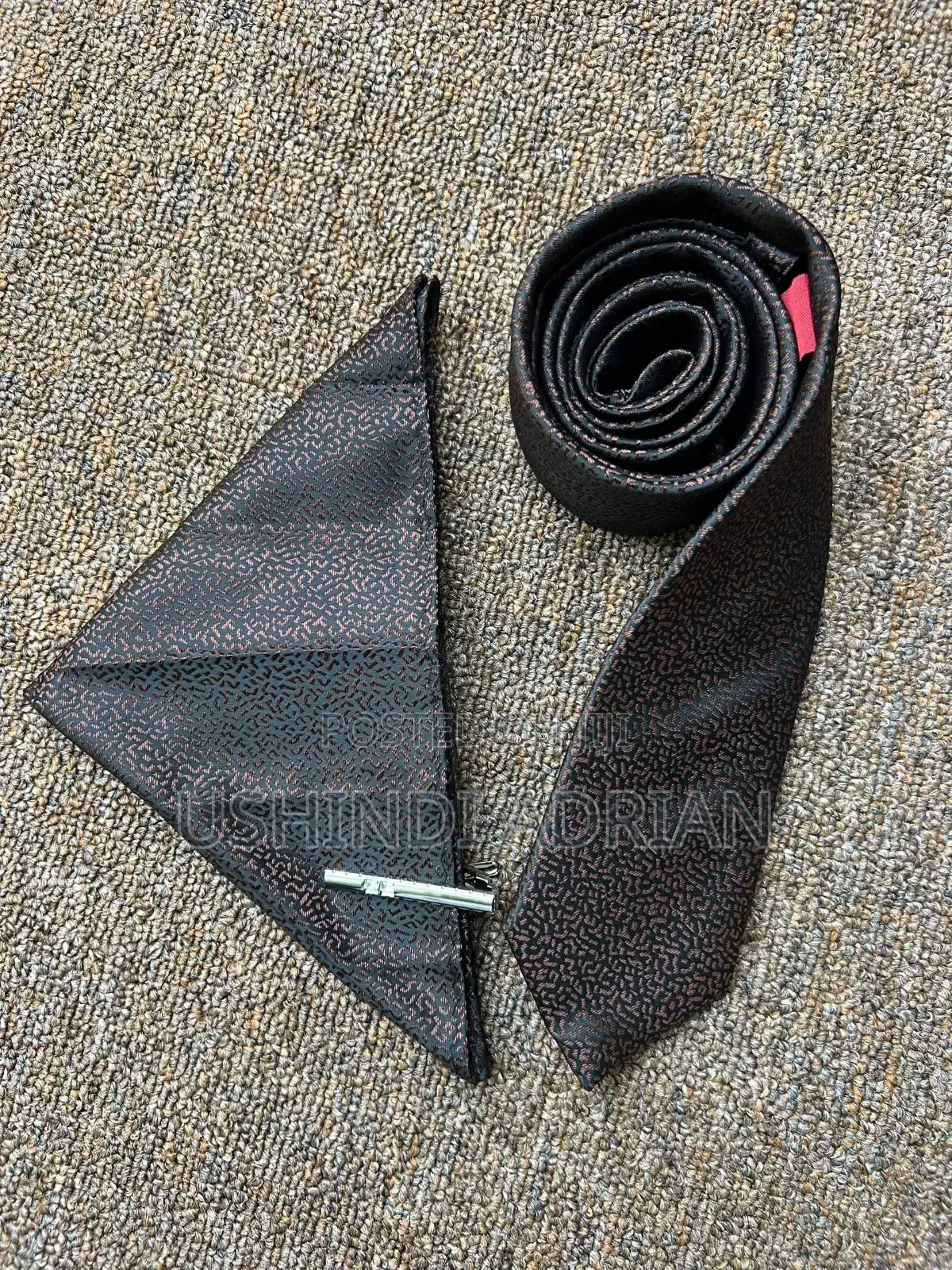 Tai Ya Hariri Yenye Nakshi Ya Kipekee (Luxury Silk Tie)