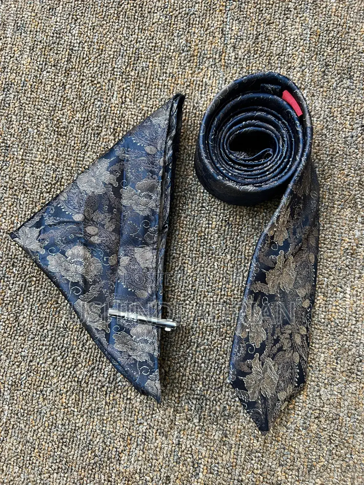 Tai Ya Hariri Yenye Nakshi Ya Kipekee (Luxury Silk Tie)