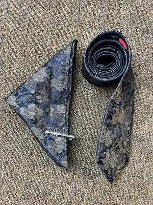 Tai Ya Hariri Yenye Nakshi Ya Kipekee (Luxury Silk Tie)