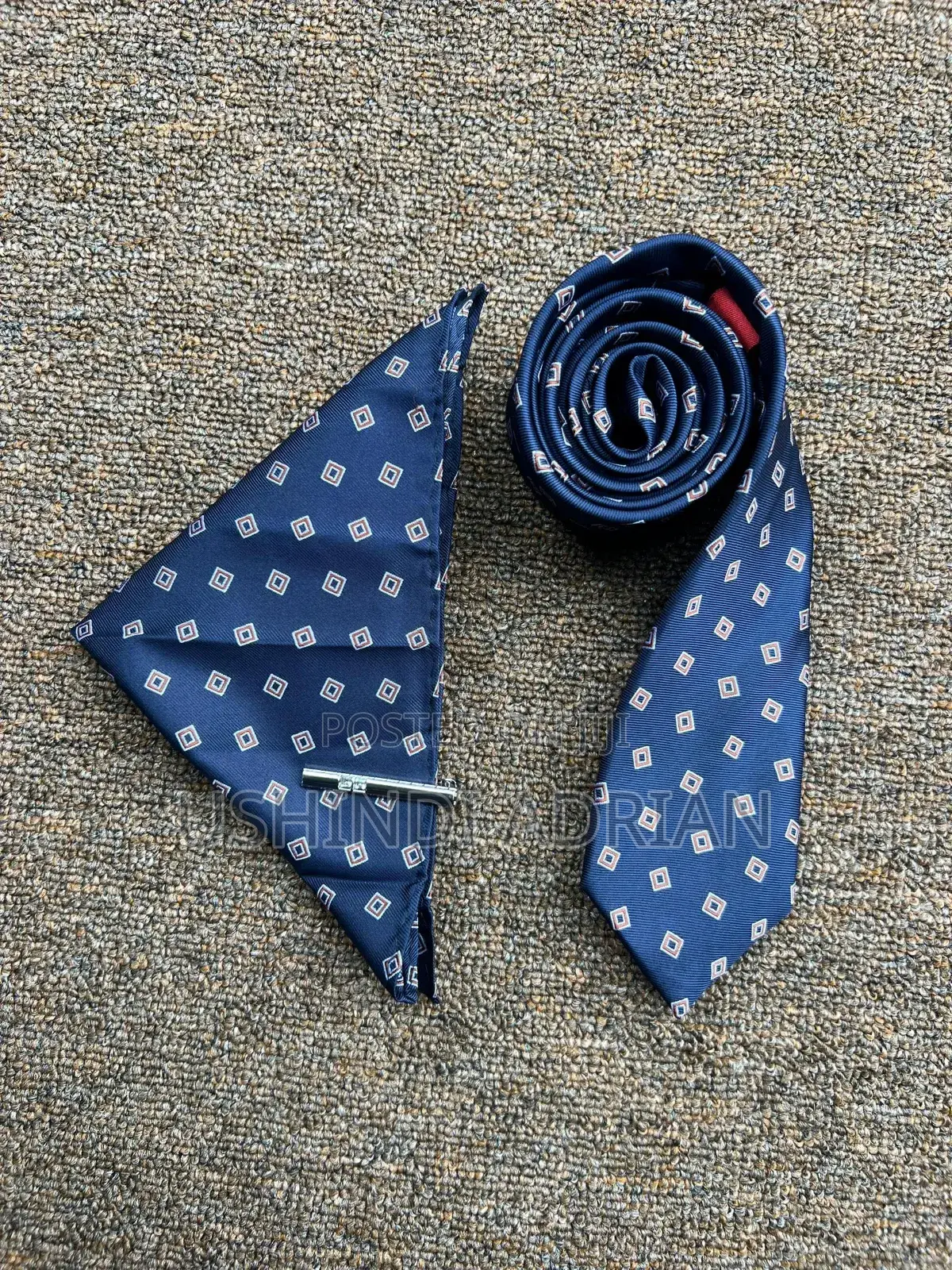 Tai Ya Hariri Yenye Nakshi Ya Kipekee (Luxury Silk Tie)