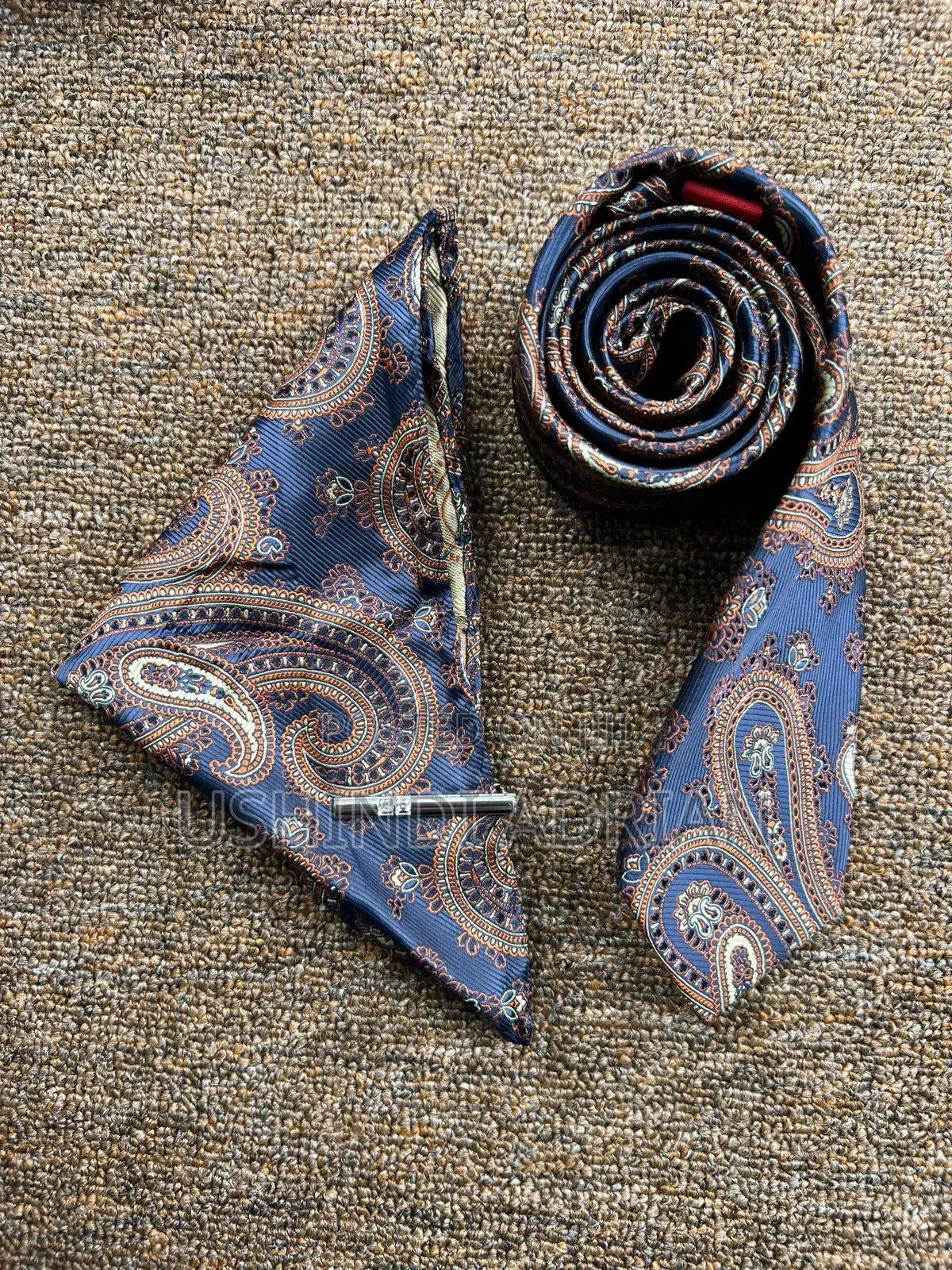 Tai Ya Hariri Yenye Nakshi Ya Kipekee (Luxury Silk Tie)
