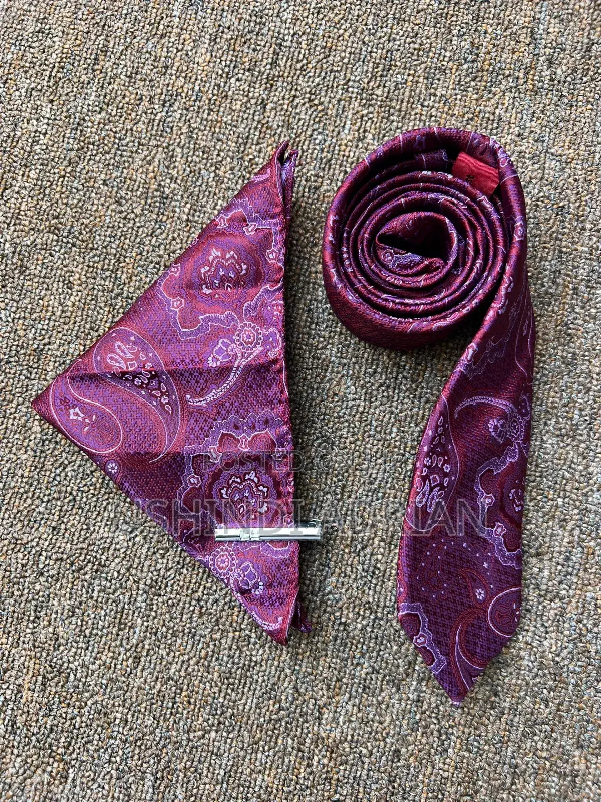 Tai Ya Hariri Yenye Nakshi Ya Kipekee (Luxury Silk Tie)