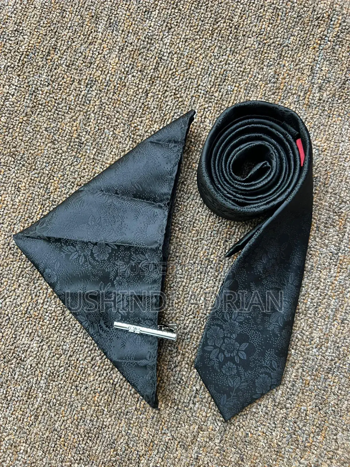 Tai Ya Gharama Kwa Bei Nafuu (Royal Finish Tie)