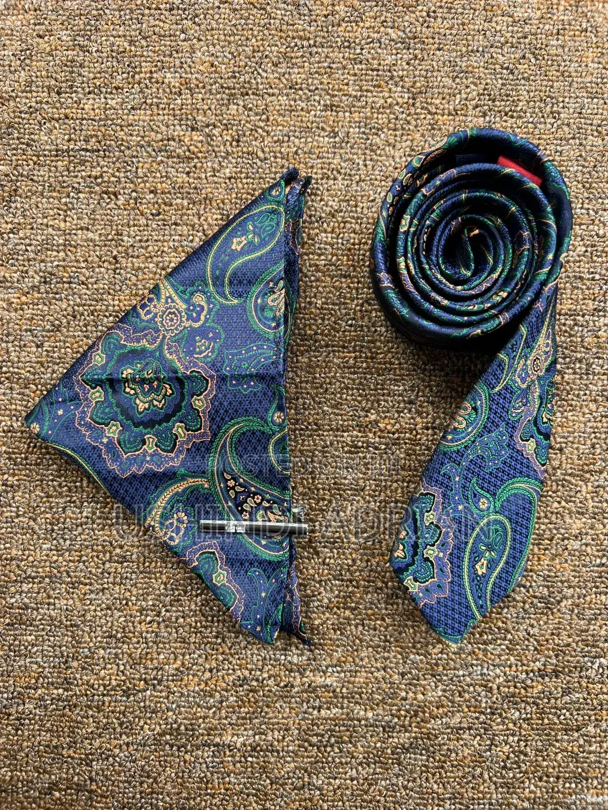 Tai Ya Gharama Kwa Bei Nafuu (Royal Finish Tie)