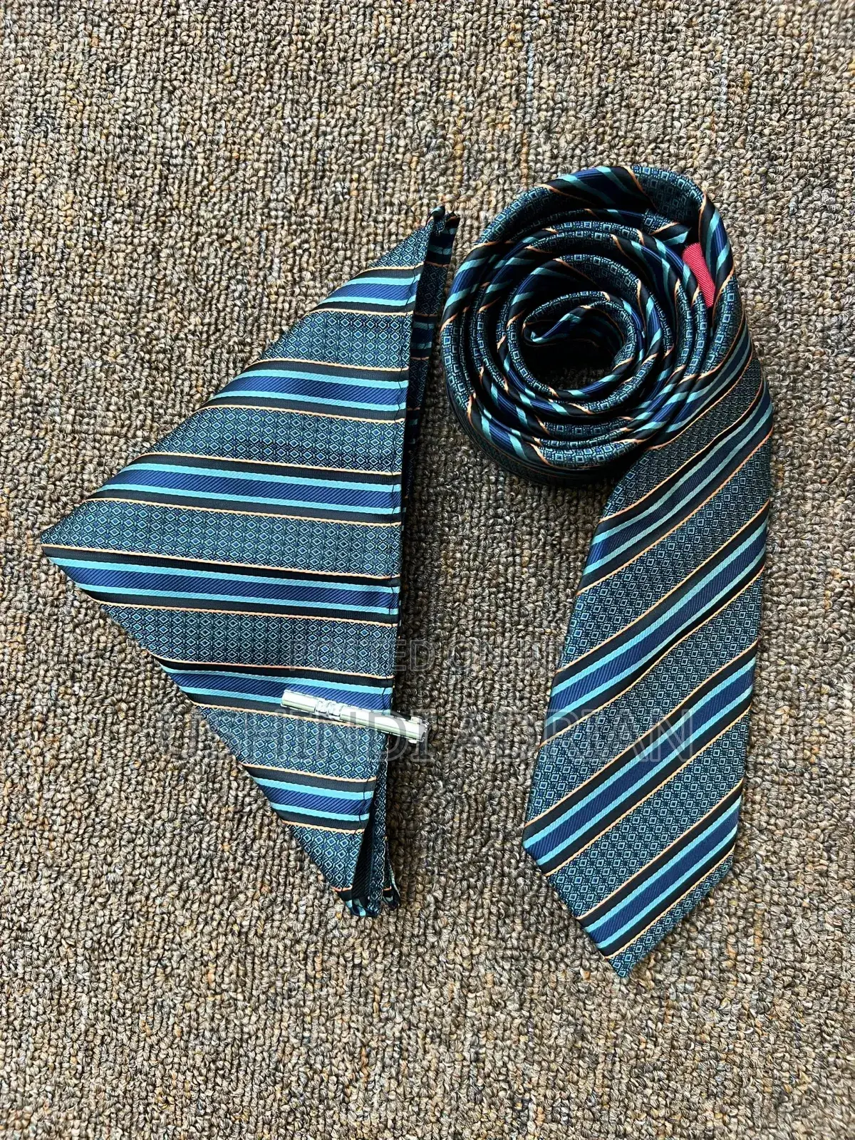 Tai Ya Gharama Kwa Bei Nafuu (Royal Finish Tie)