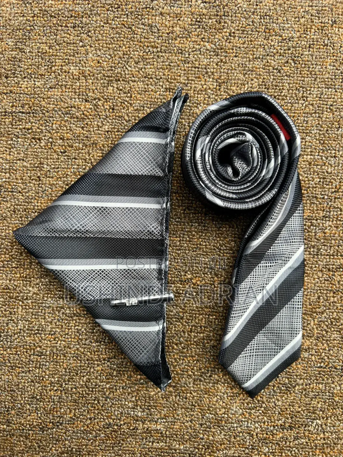 Tai Ya Gharama Kwa Bei Nafuu (Royal Finish Tie)