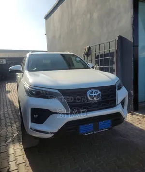 Toyota Fortuner 2.4 D RWD 2022 White