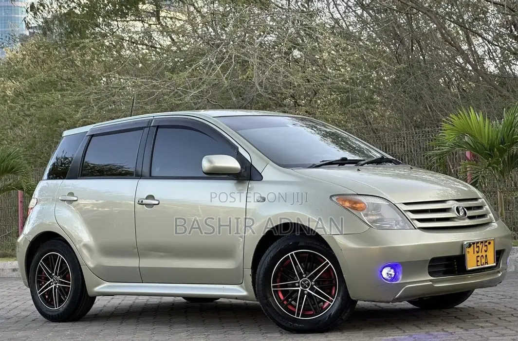 Toyota IST 2005 Gold