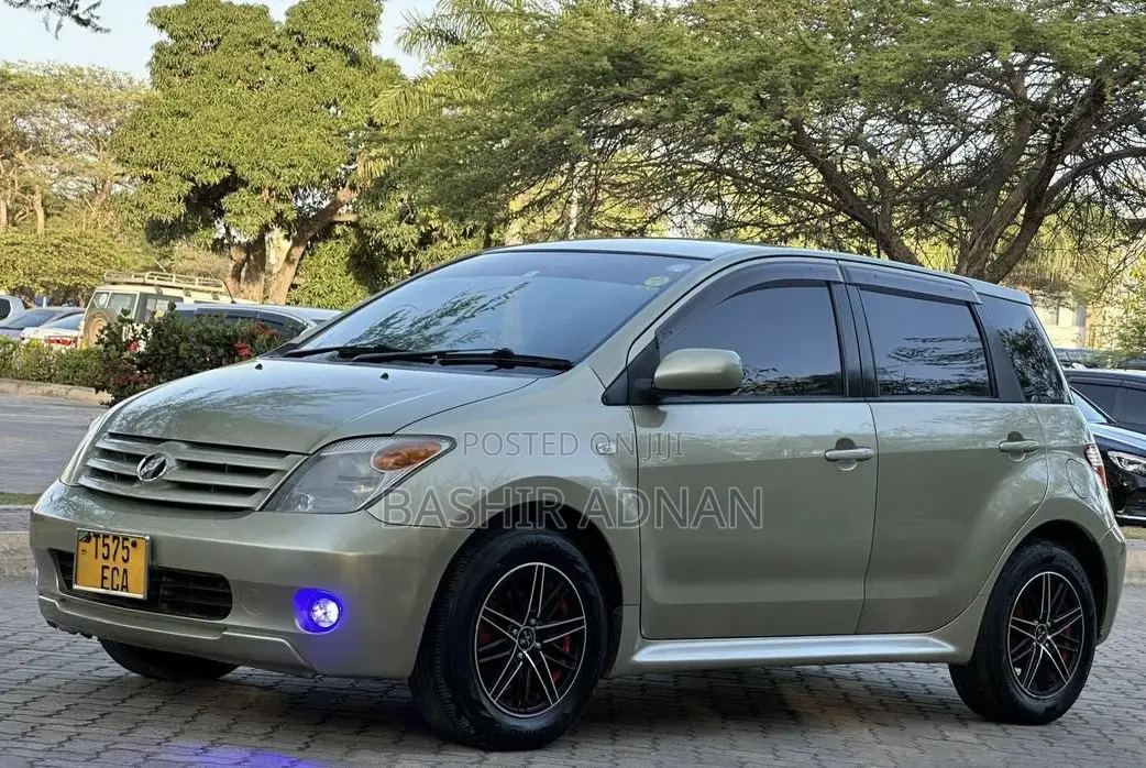 Toyota IST 2005 Gold
