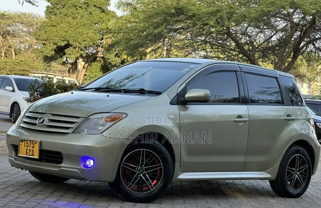 Toyota IST 2005 Gold