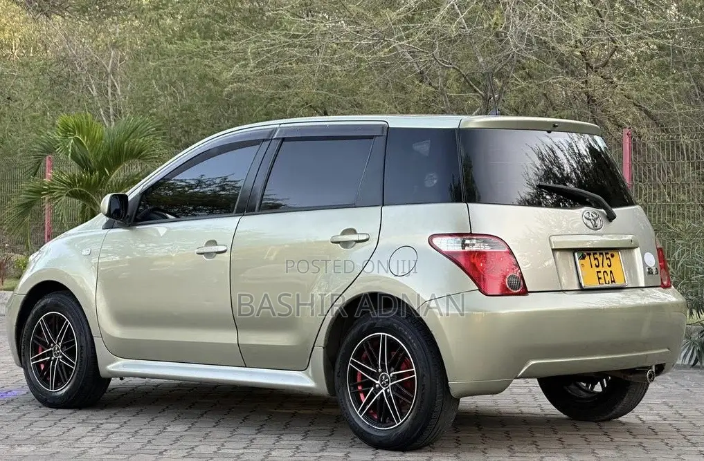 Toyota IST 2005 Gold