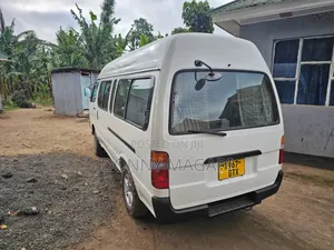 Toyota HiAce 2000 White