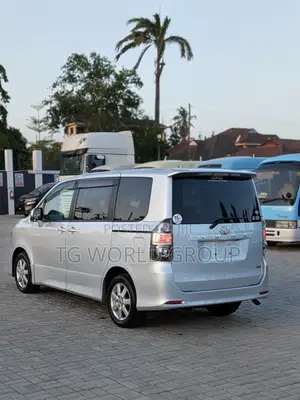 Toyota Voxy 2009 Silver