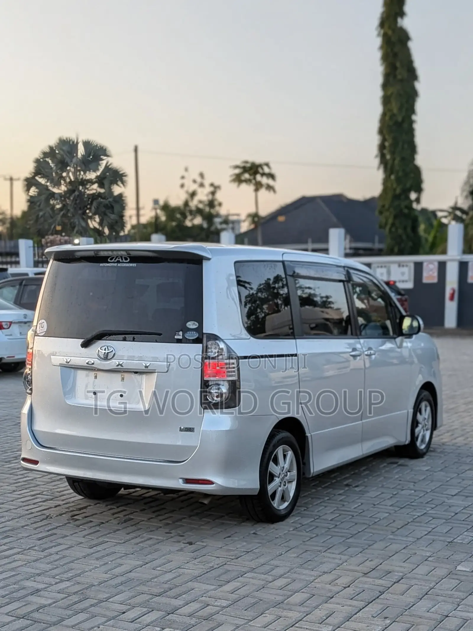 Toyota Voxy 2009 Silver
