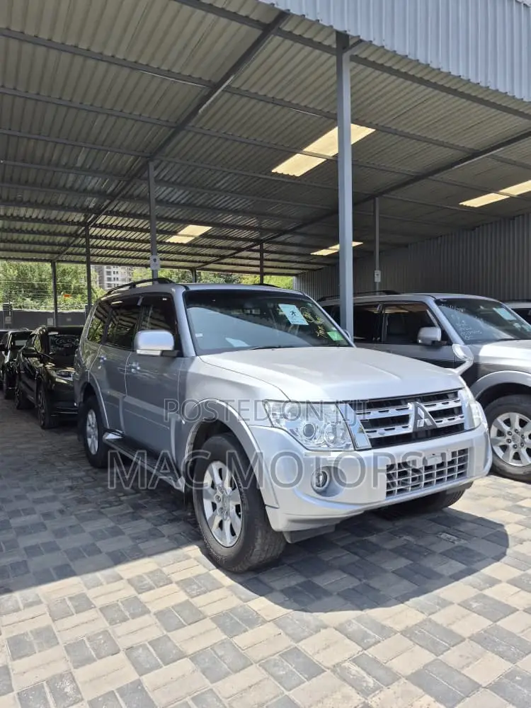 Mitsubishi Pajero 2013 Silver
