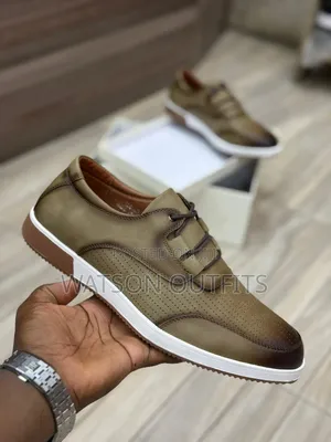 Men's Leather Shoes Simply Worn or Put on With High Quality