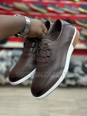 Men's Leather Shoes Simply Worn or Put on With High Quality