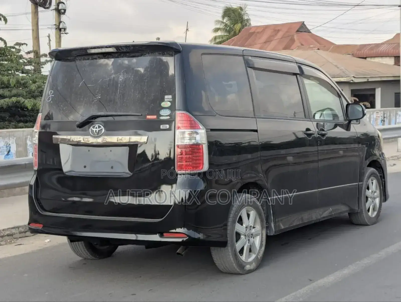Toyota Noah 2.0 143hp FWD (8 Seater) 2008 Black